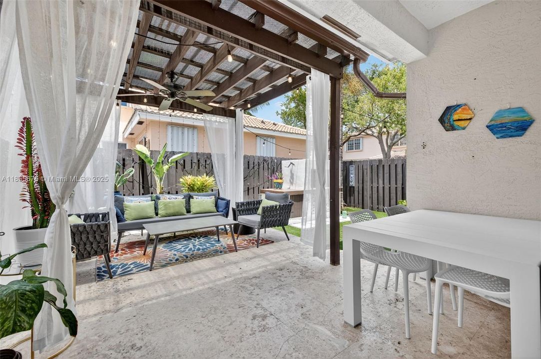 最近售出: $788,000 (2 贝兹, 2 浴室, 1976 平方英尺)