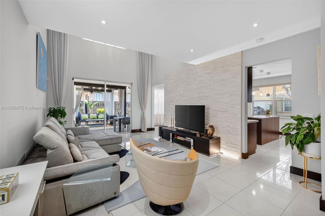 最近售出: $788,000 (2 贝兹, 2 浴室, 1976 平方英尺)