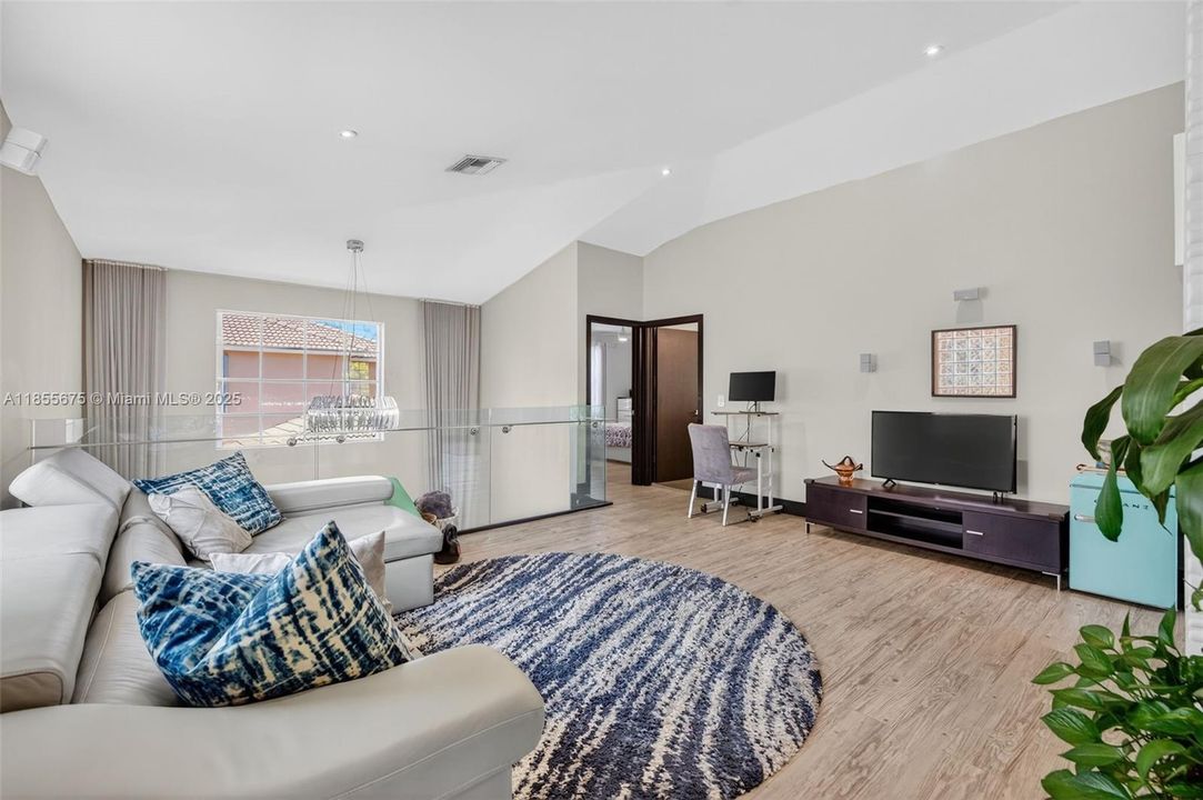 最近售出: $788,000 (2 贝兹, 2 浴室, 1976 平方英尺)