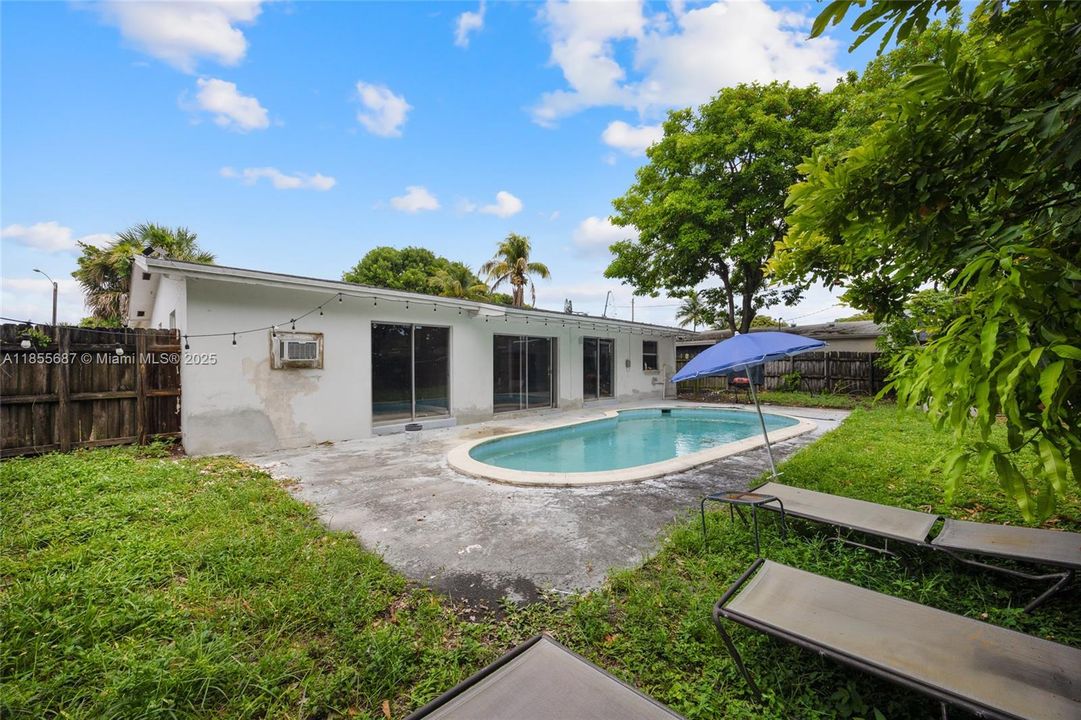 Active With Contract: $389,990 (3 beds, 2 baths, 1371 Square Feet)