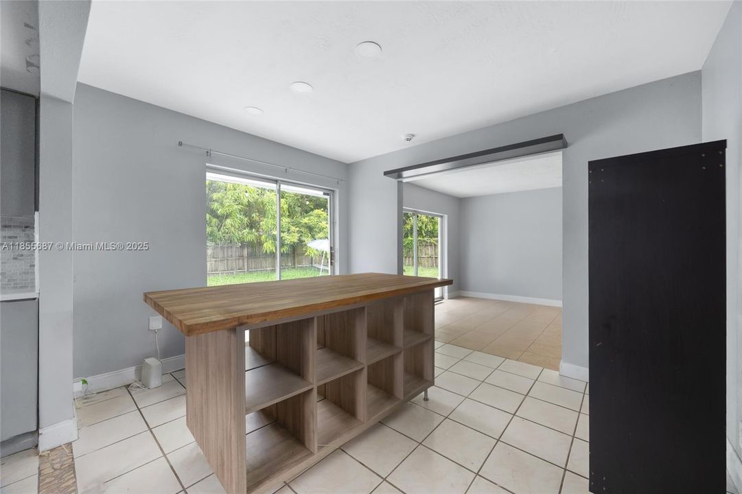 Active With Contract: $389,990 (3 beds, 2 baths, 1371 Square Feet)