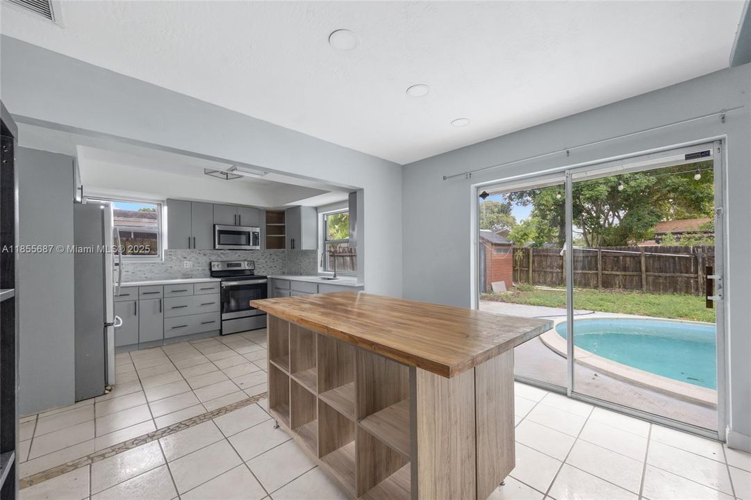 Active With Contract: $389,990 (3 beds, 2 baths, 1371 Square Feet)