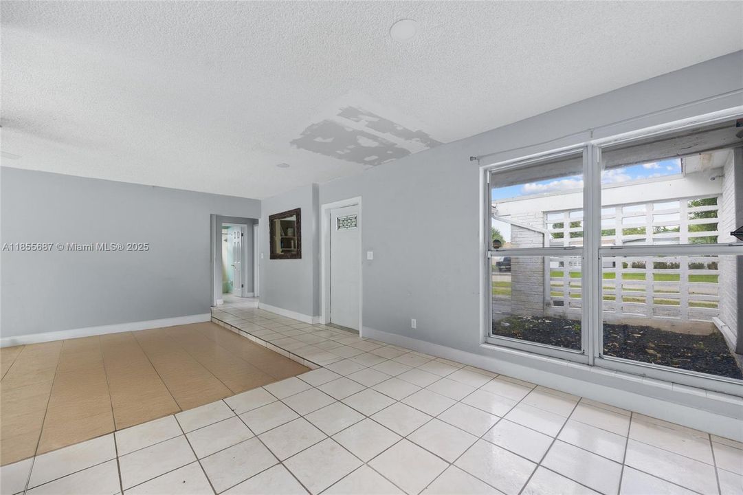 Active With Contract: $389,990 (3 beds, 2 baths, 1371 Square Feet)