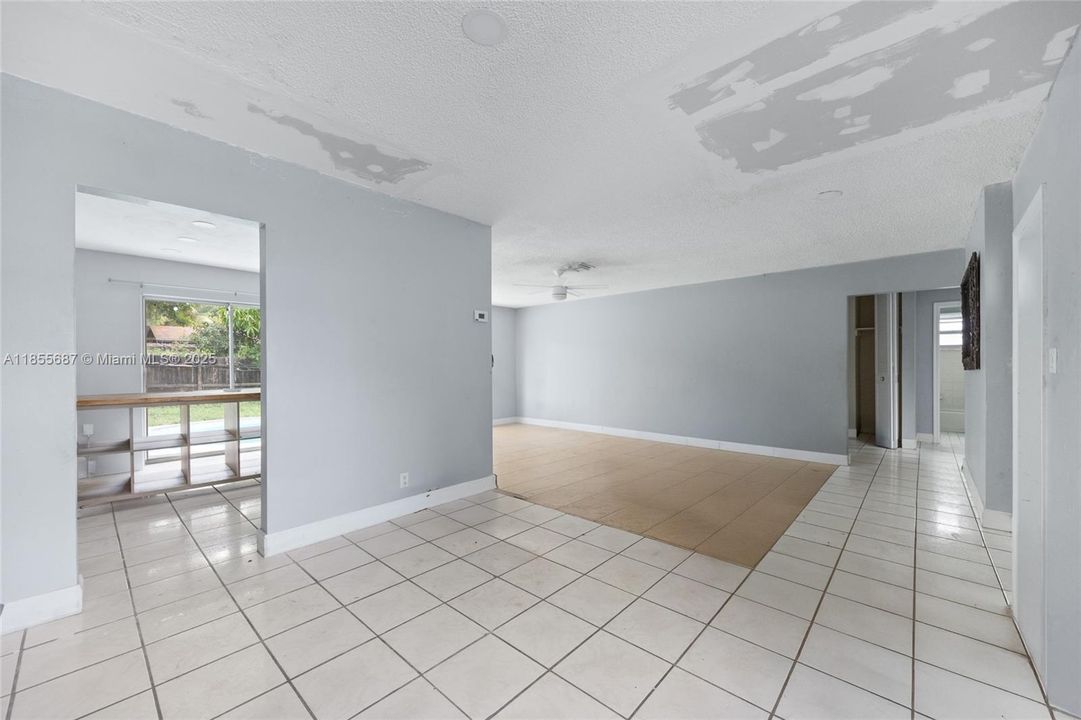 Active With Contract: $389,990 (3 beds, 2 baths, 1371 Square Feet)