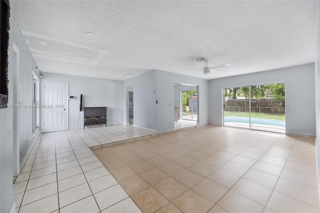 Active With Contract: $389,990 (3 beds, 2 baths, 1371 Square Feet)