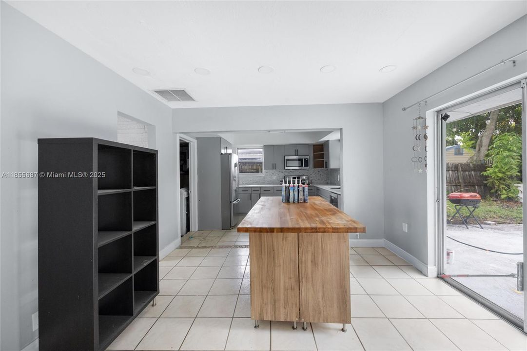 Active With Contract: $389,990 (3 beds, 2 baths, 1371 Square Feet)