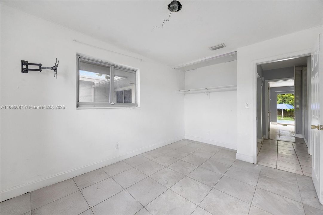 Active With Contract: $389,990 (3 beds, 2 baths, 1371 Square Feet)