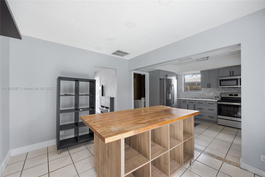 Active With Contract: $389,990 (3 beds, 2 baths, 1371 Square Feet)