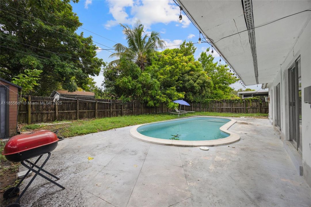 Active With Contract: $389,990 (3 beds, 2 baths, 1371 Square Feet)
