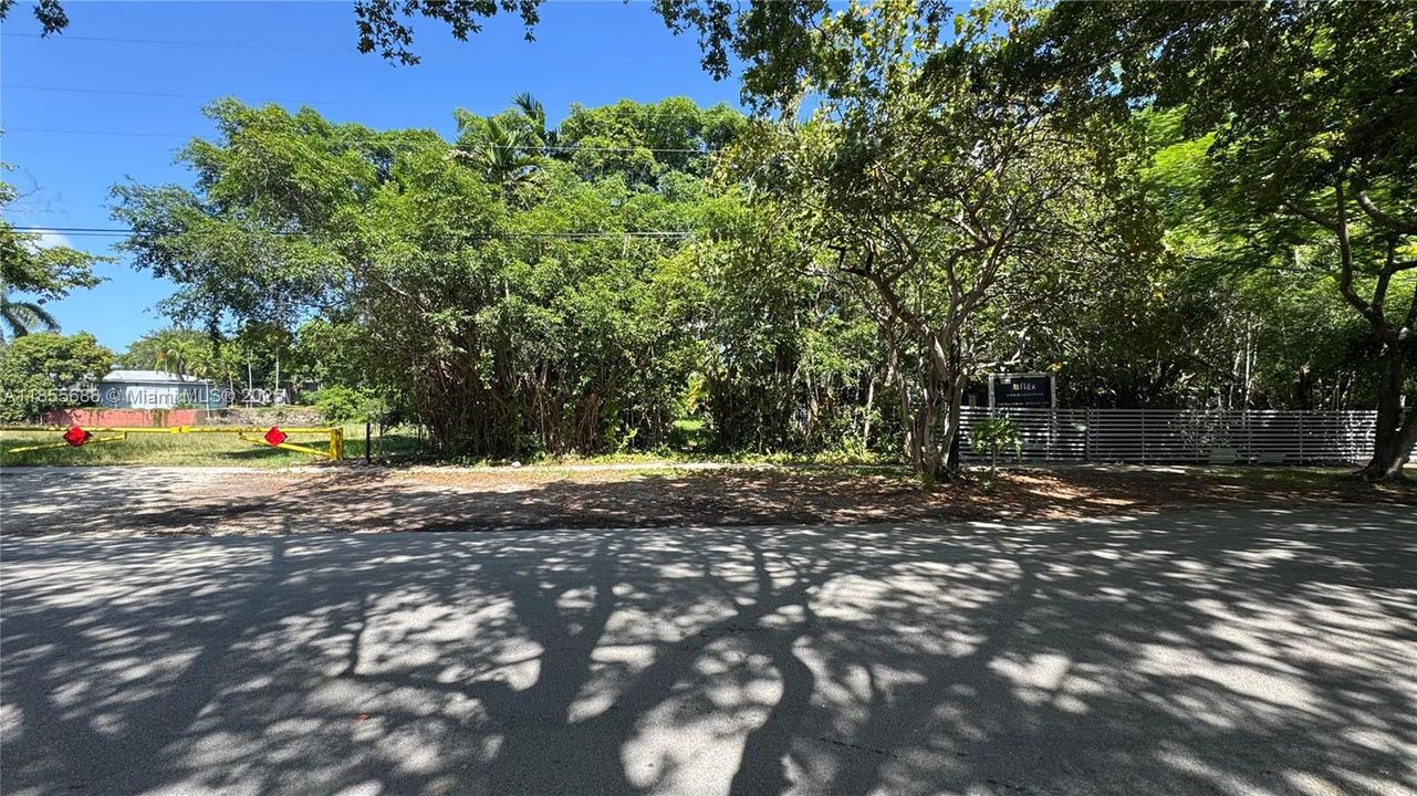 待售: $549,000 (0.16 acres)