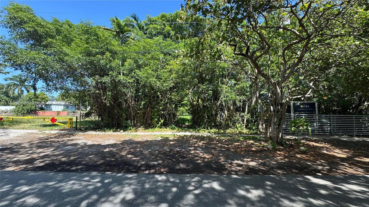 待售: $549,000 (0.16 acres)