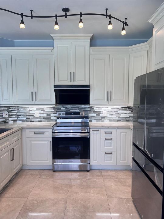 Recently Rented: $5,100 (4 beds, 2 baths, 2333 Square Feet)