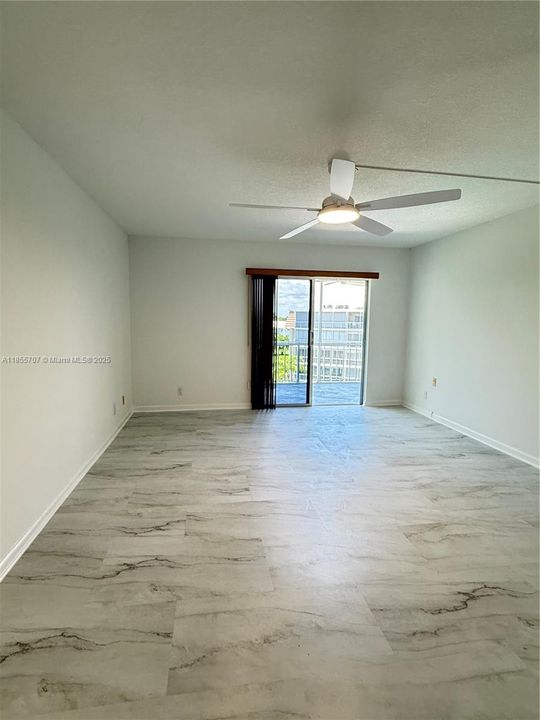 Recientemente alquilado: $2,300 (2 camas, 2 baños, 1421 Pies cuadrados)