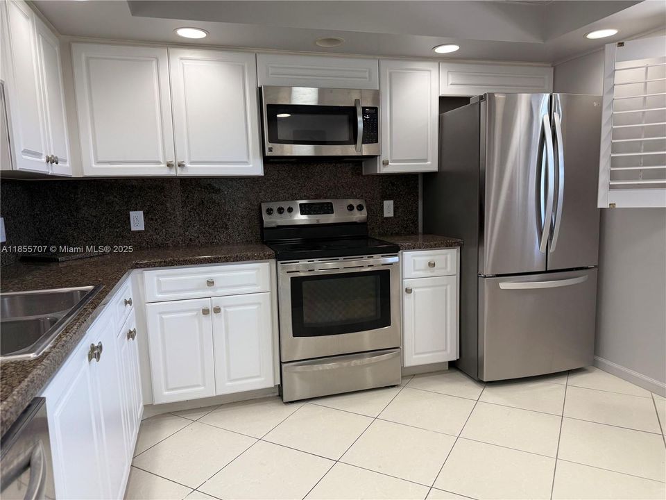 Recientemente alquilado: $2,300 (2 camas, 2 baños, 1421 Pies cuadrados)