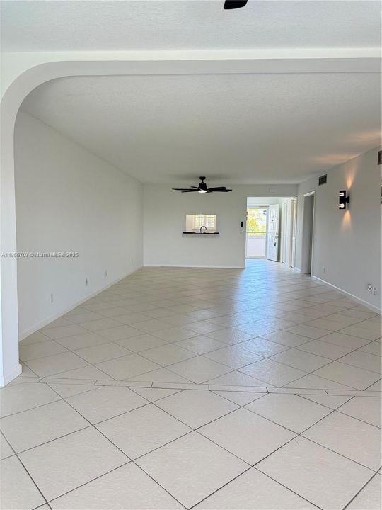 Recientemente alquilado: $2,300 (2 camas, 2 baños, 1421 Pies cuadrados)