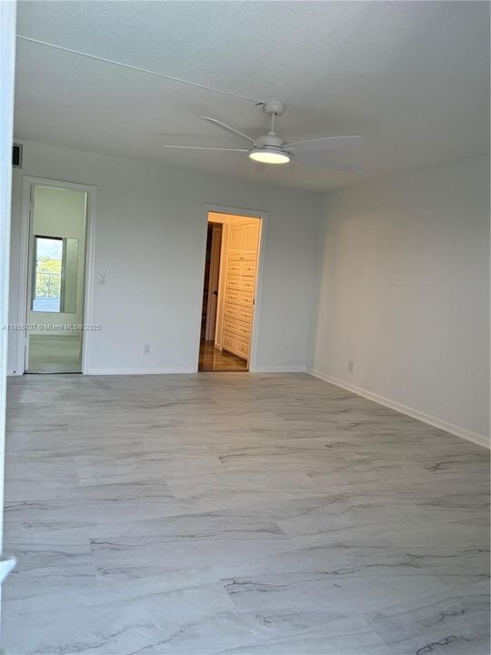 Recientemente alquilado: $2,300 (2 camas, 2 baños, 1421 Pies cuadrados)