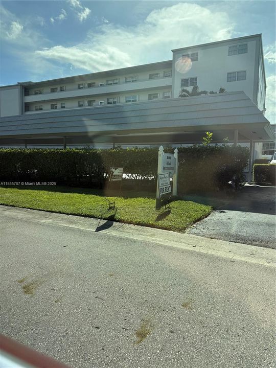 Recientemente alquilado: $2,300 (2 camas, 2 baños, 1421 Pies cuadrados)