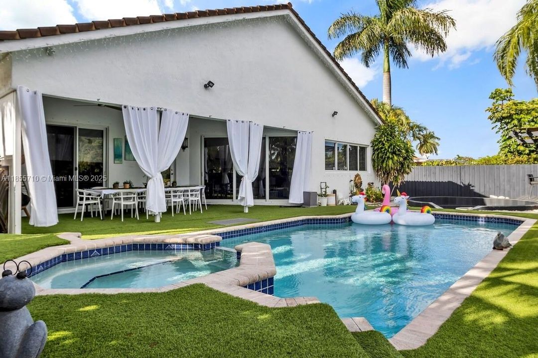 В аренду: $15,000 (5 спален, 3 ванн, 2208 Квадратных фут)