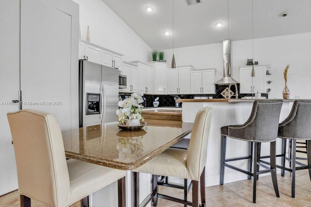 В аренду: $15,000 (5 спален, 3 ванн, 2208 Квадратных фут)