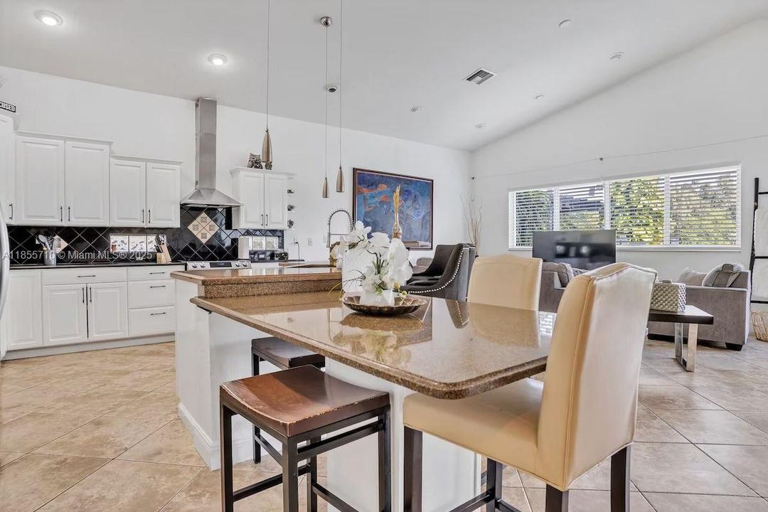 В аренду: $15,000 (5 спален, 3 ванн, 2208 Квадратных фут)