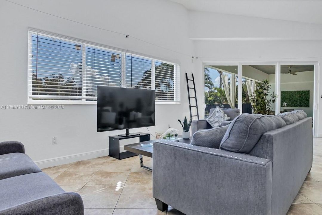 В аренду: $15,000 (5 спален, 3 ванн, 2208 Квадратных фут)