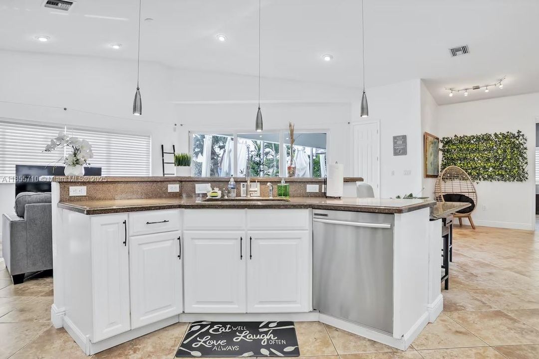 В аренду: $15,000 (5 спален, 3 ванн, 2208 Квадратных фут)