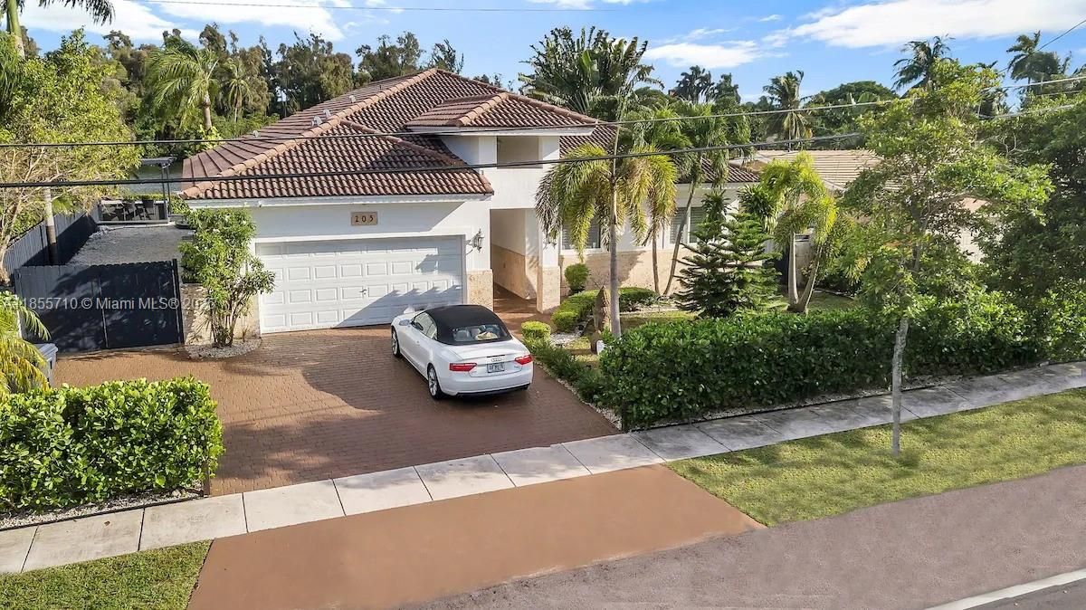 В аренду: $15,000 (5 спален, 3 ванн, 2208 Квадратных фут)