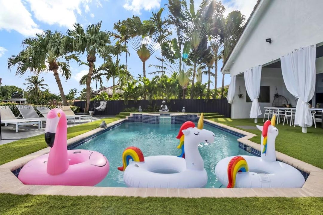 В аренду: $15,000 (5 спален, 3 ванн, 2208 Квадратных фут)