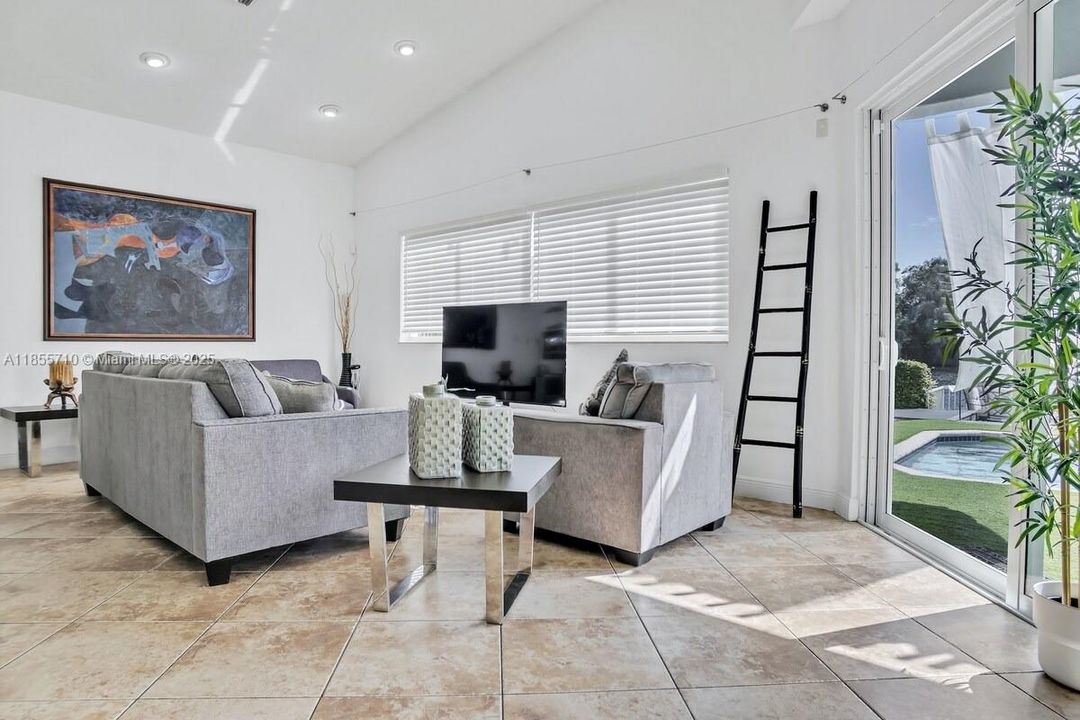 В аренду: $15,000 (5 спален, 3 ванн, 2208 Квадратных фут)