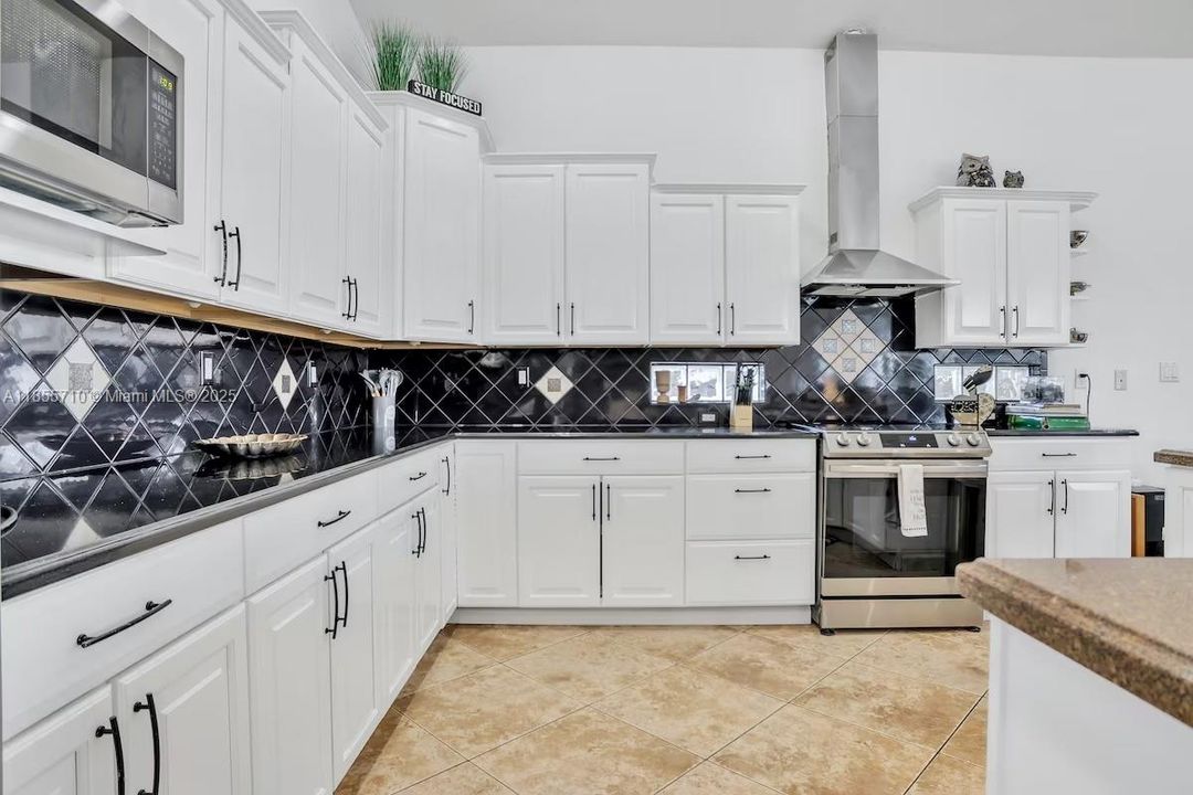 В аренду: $15,000 (5 спален, 3 ванн, 2208 Квадратных фут)