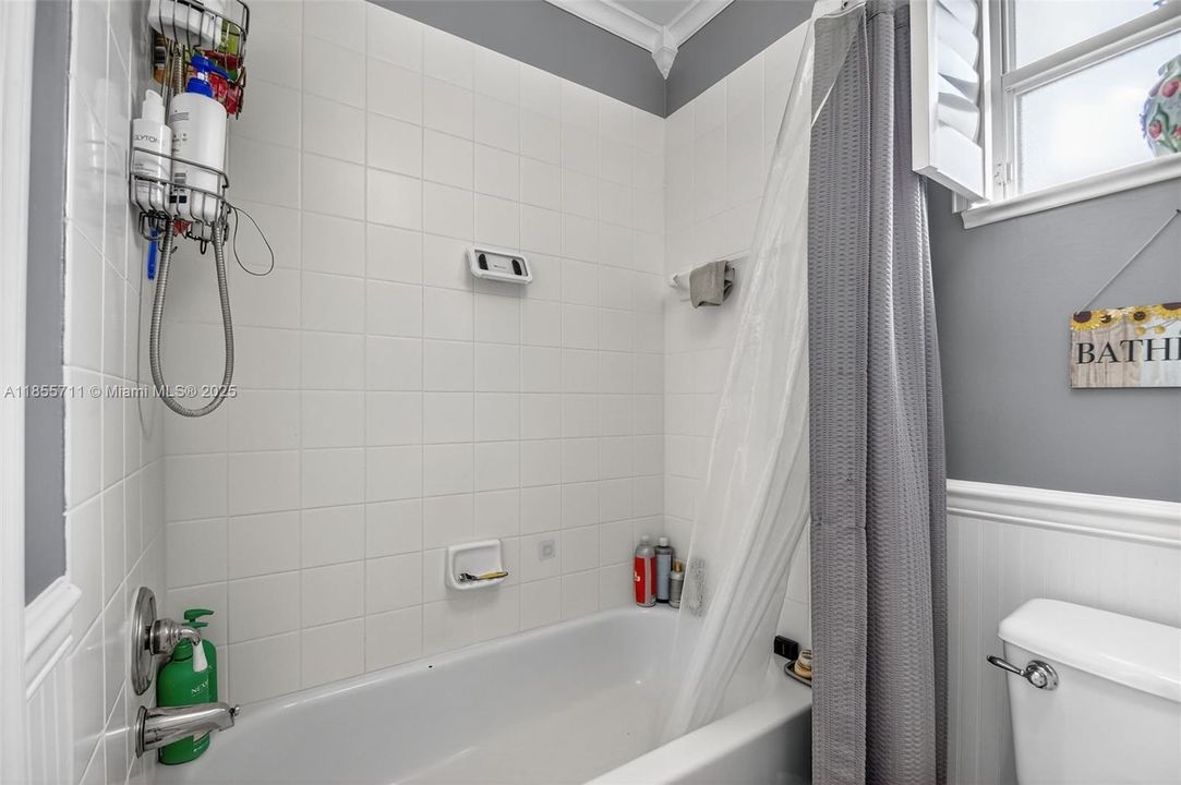 Shared bath with dual sinks