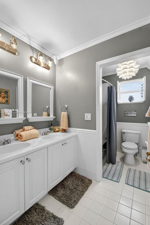 Shared bath with dual sinks