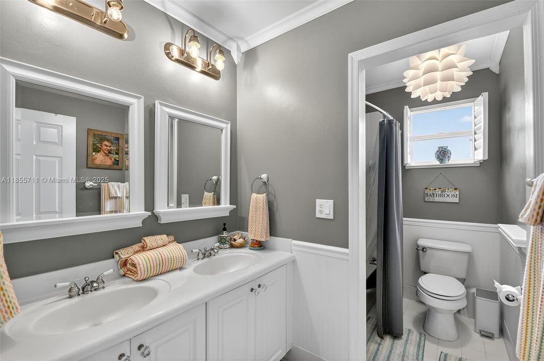 Shared bath with dual sinks