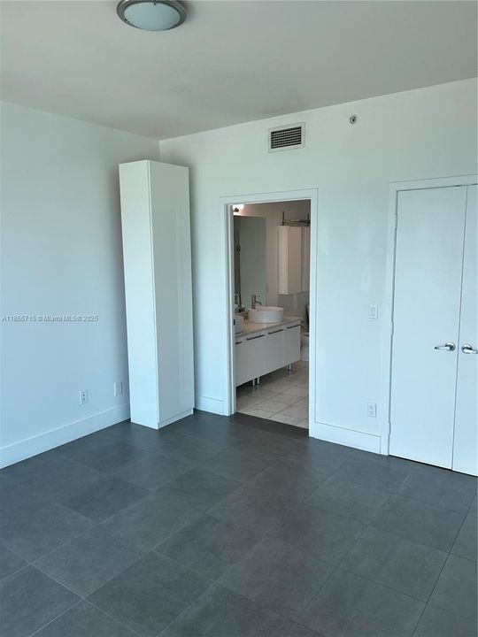 Recently Sold: $630,000 (1 beds, 1 baths, 948 Square Feet)