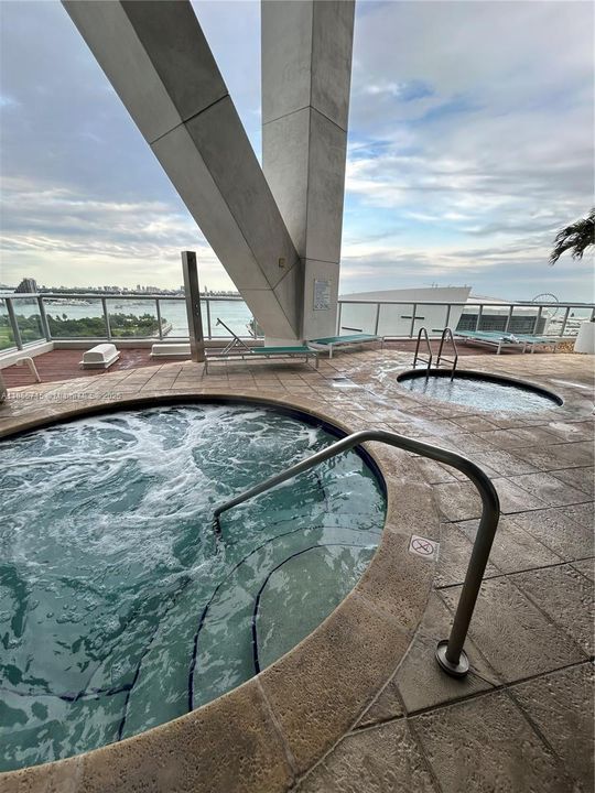 Recently Sold: $630,000 (1 beds, 1 baths, 948 Square Feet)