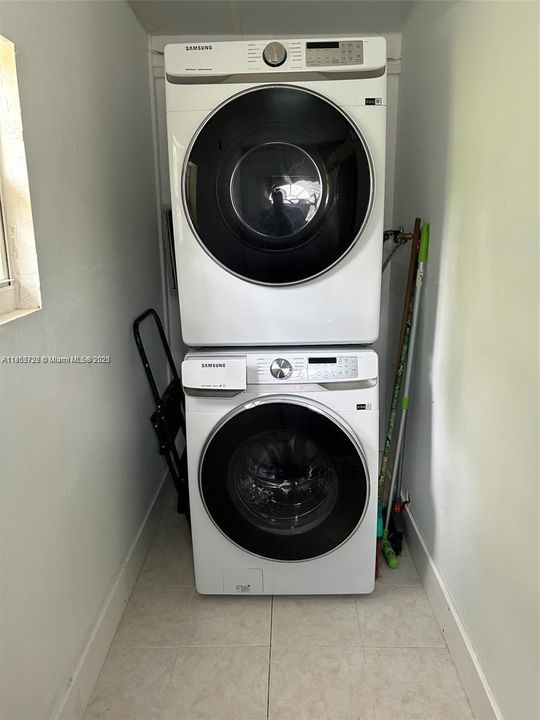 Recently Rented: $1,900 (2 beds, 1 baths, 1036 Square Feet)