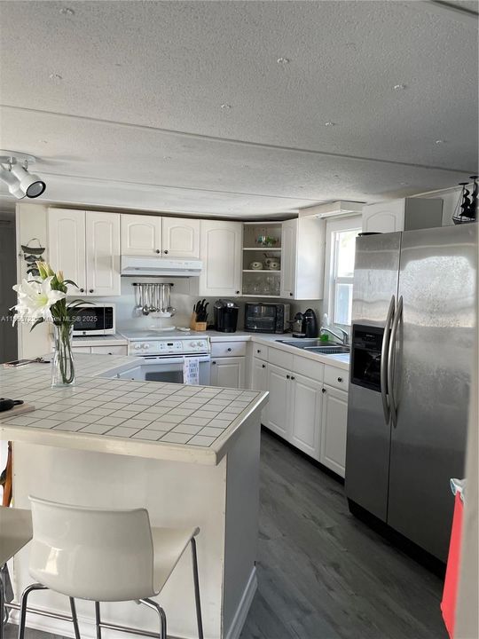 Recently Rented: $1,900 (2 beds, 1 baths, 1036 Square Feet)