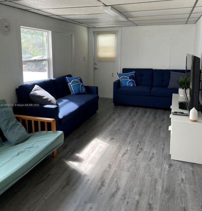 Recently Rented: $1,900 (2 beds, 1 baths, 1036 Square Feet)