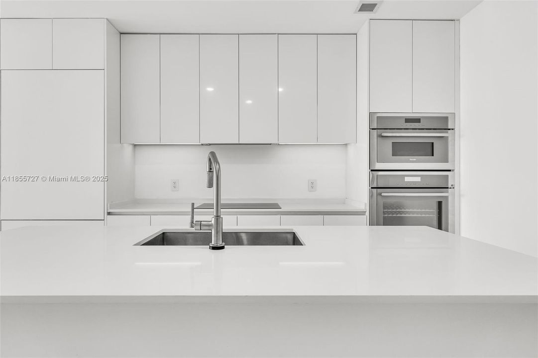 For Sale: $1,895,000 (3 beds, 3 baths, 1545 Square Feet)