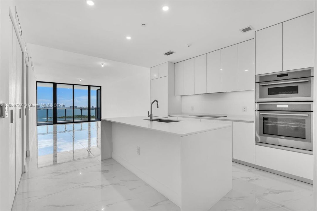 For Sale: $1,895,000 (3 beds, 3 baths, 1545 Square Feet)