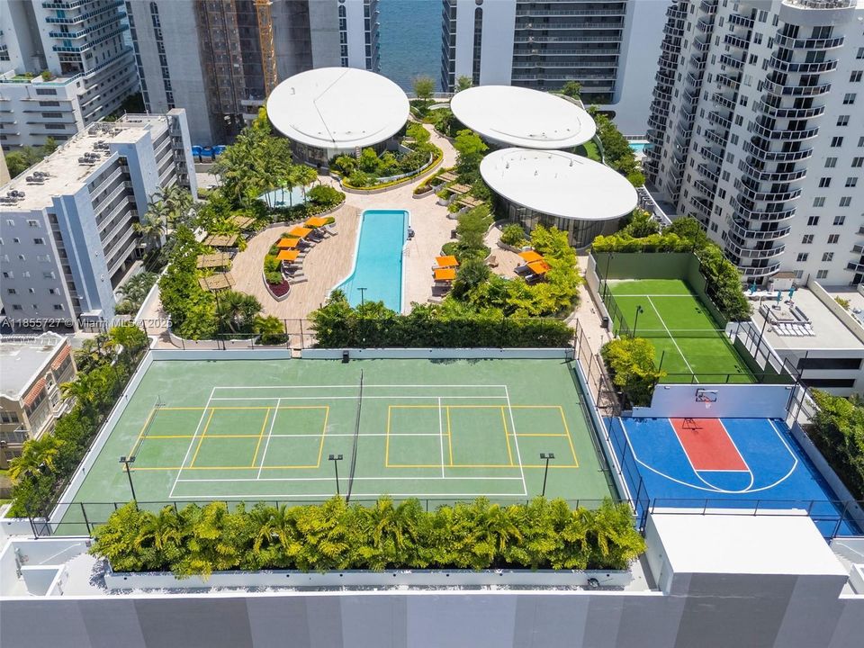 For Sale: $1,895,000 (3 beds, 3 baths, 1545 Square Feet)