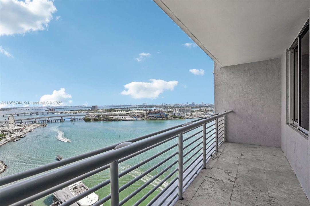 For Sale: $495,000 (1 beds, 1 baths, 846 Square Feet)