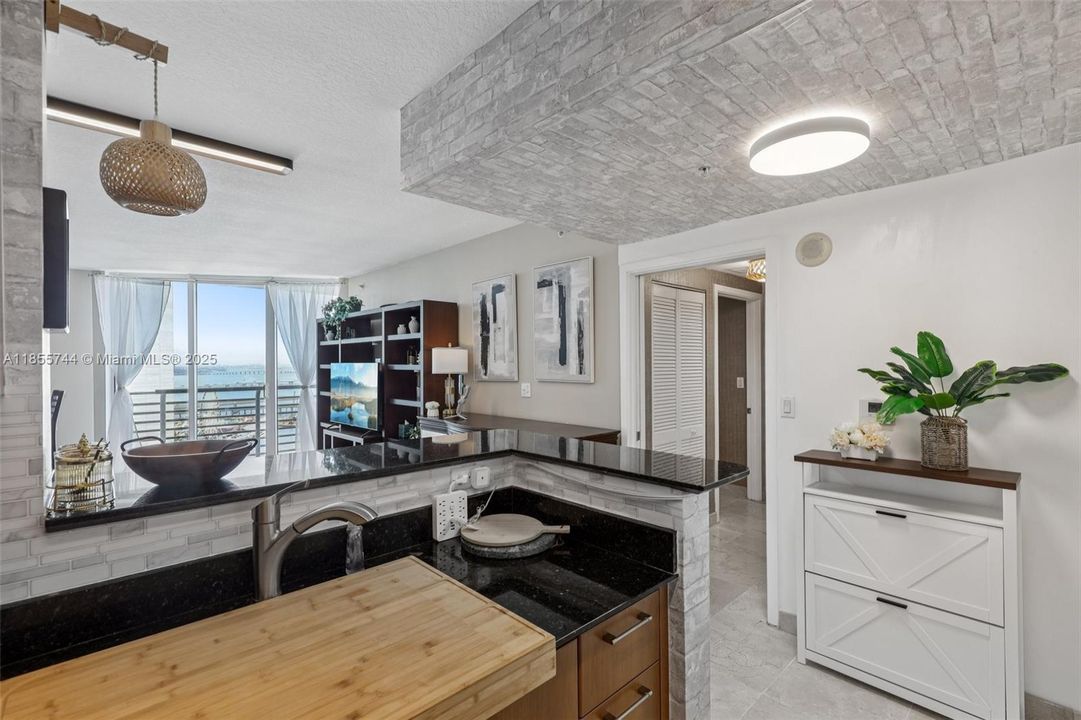 For Sale: $495,000 (1 beds, 1 baths, 846 Square Feet)