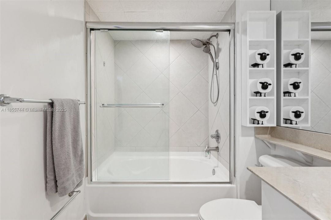 For Sale: $495,000 (1 beds, 1 baths, 846 Square Feet)