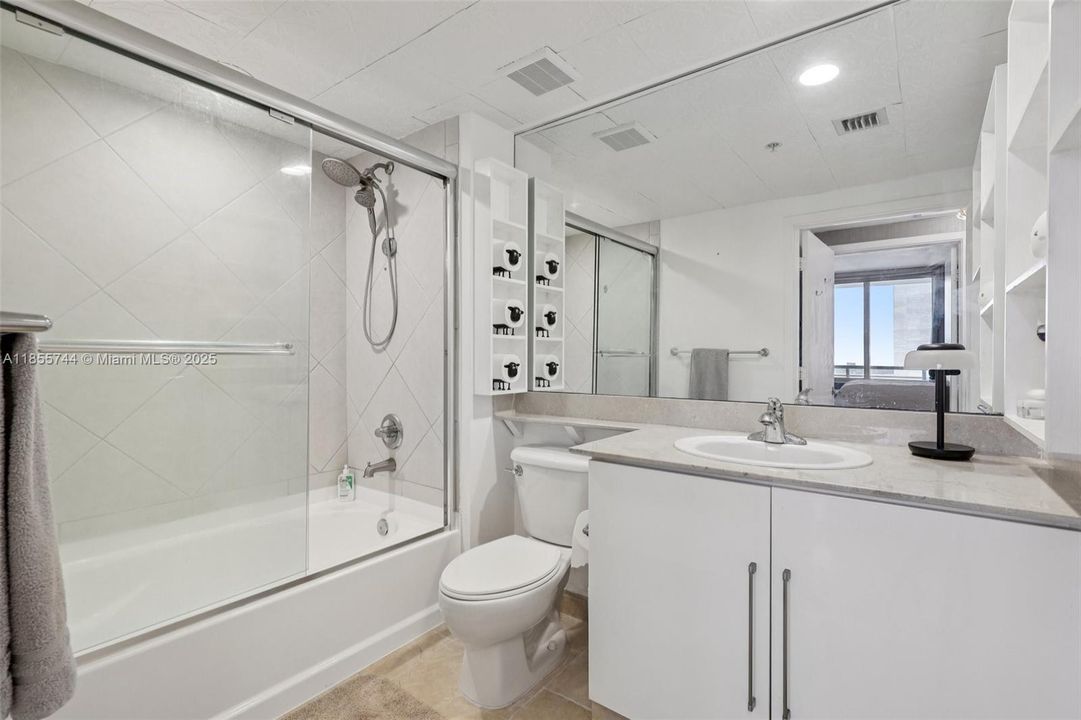For Sale: $495,000 (1 beds, 1 baths, 846 Square Feet)