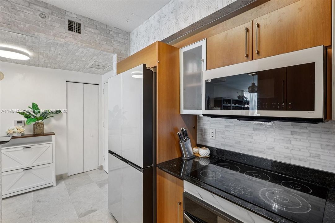 For Sale: $495,000 (1 beds, 1 baths, 846 Square Feet)