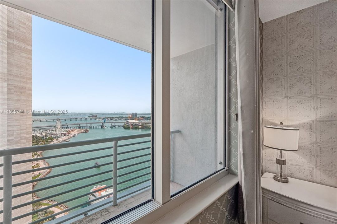 For Sale: $495,000 (1 beds, 1 baths, 846 Square Feet)