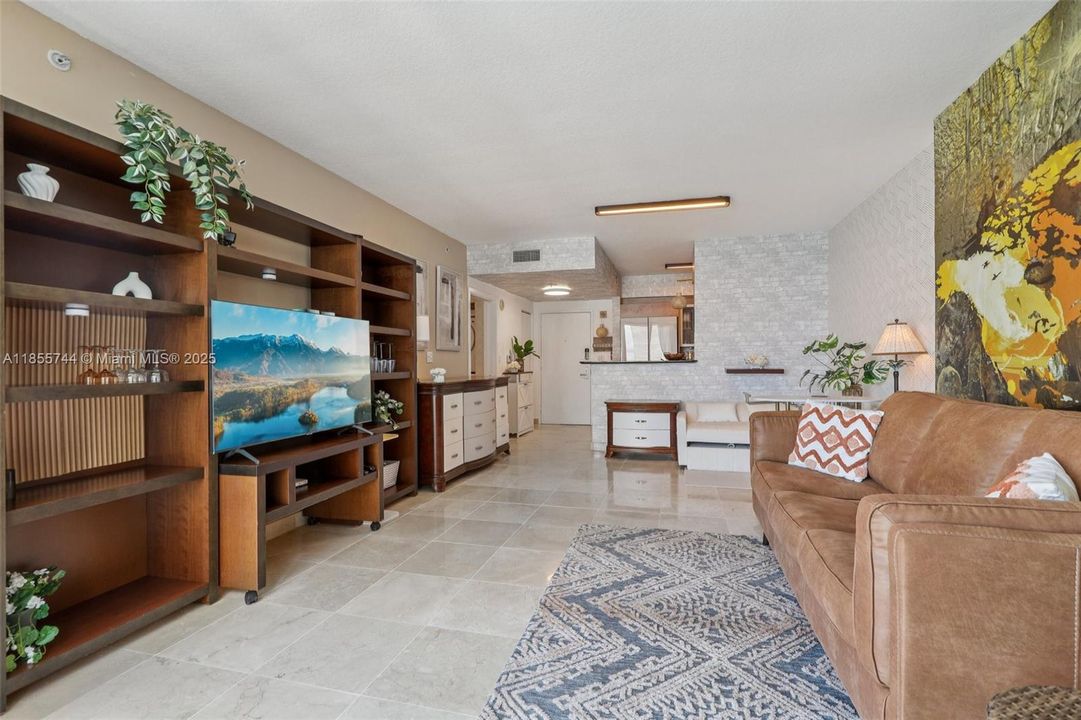 For Sale: $495,000 (1 beds, 1 baths, 846 Square Feet)