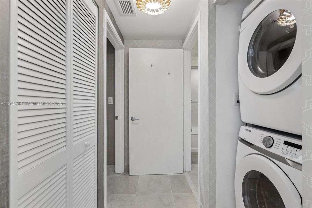 For Sale: $495,000 (1 beds, 1 baths, 846 Square Feet)