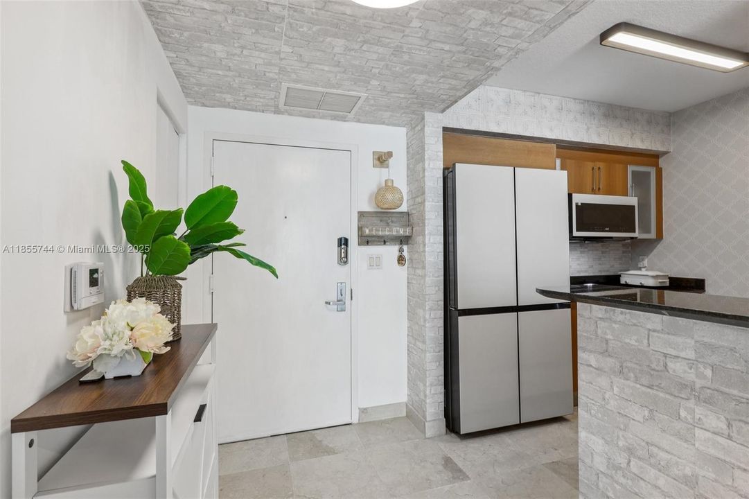 For Sale: $495,000 (1 beds, 1 baths, 846 Square Feet)